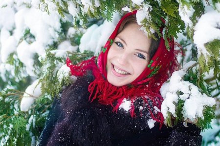 Девушки в платках зимой