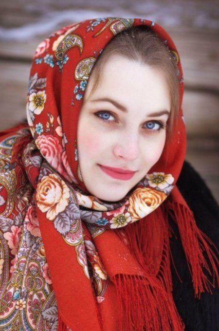 Красивая девушка в платке