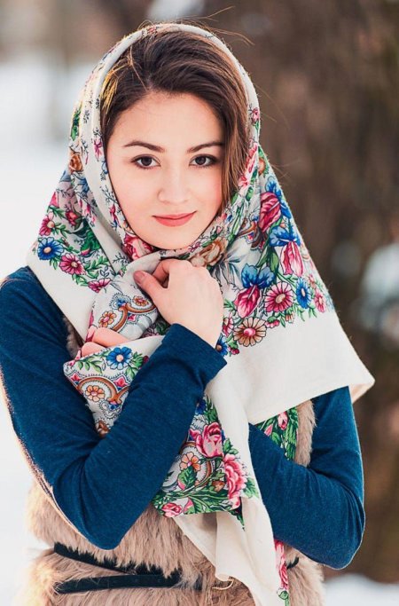Девушка в платке