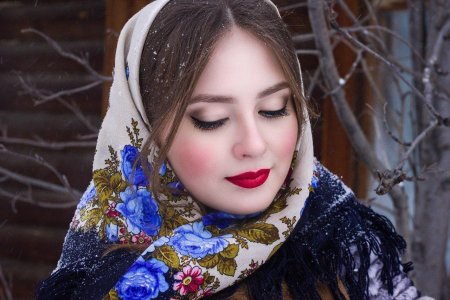 Русская красавица в платке