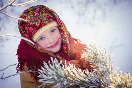 Девочка в платке зимой