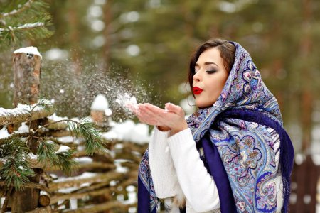 Женщина в платке