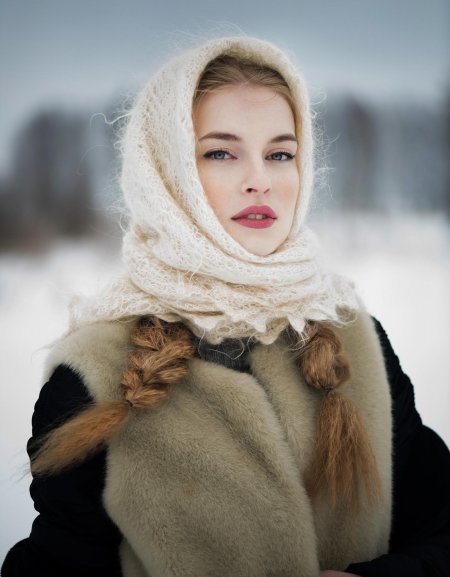 Женщина в платке