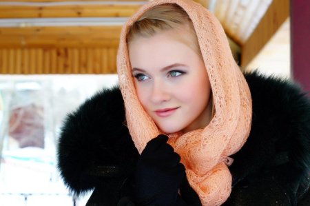 Девушка в пуховом платке