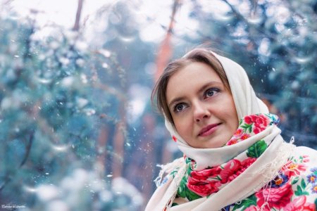 Русская красавица в платке