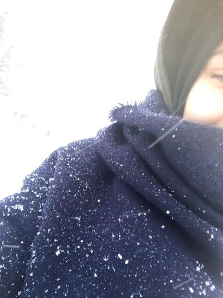 Девушка в хиджабе со спины зимой