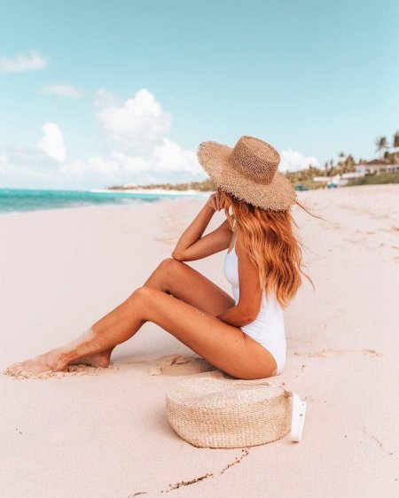 Девушка в шляпе на море