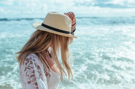 Блондинка в шляпе