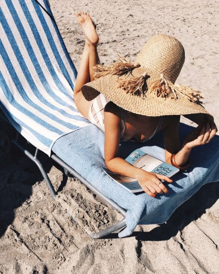 Женщина на шезлонге