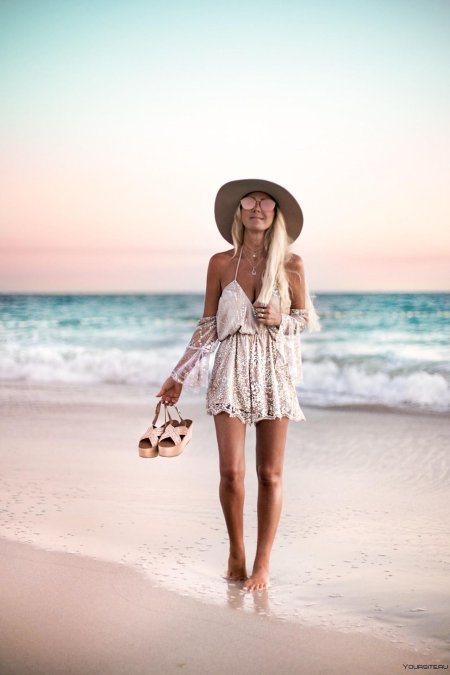 Девушка в шляпе на море