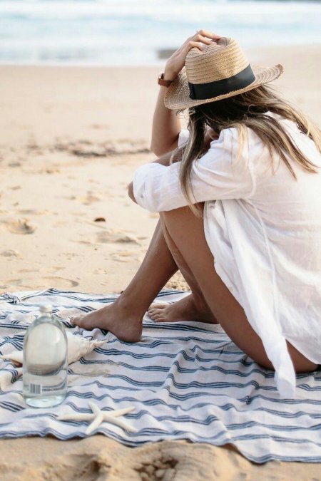 Девушка в шляпе на море