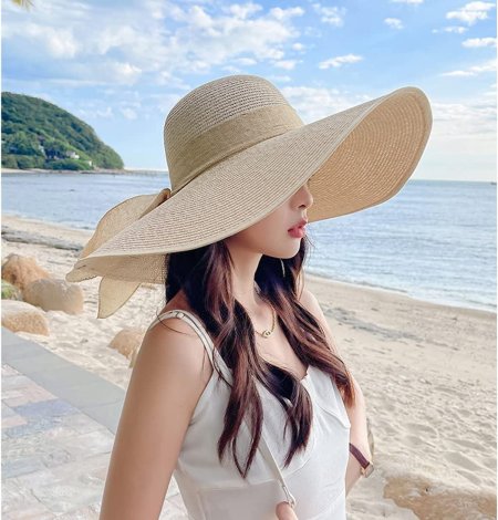 Соломенная шляпа с большими полями