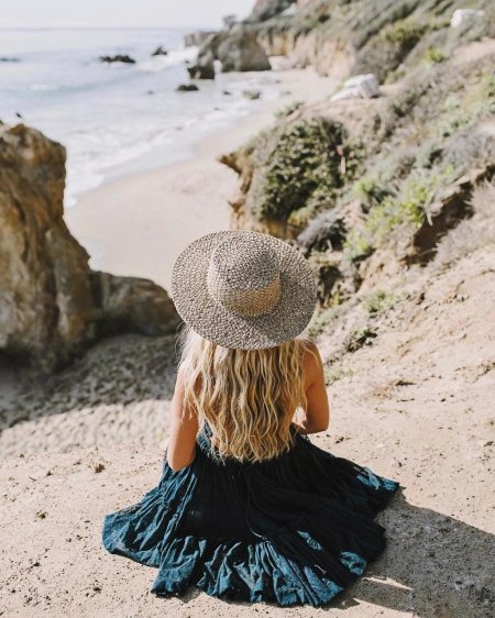 Девочка на море