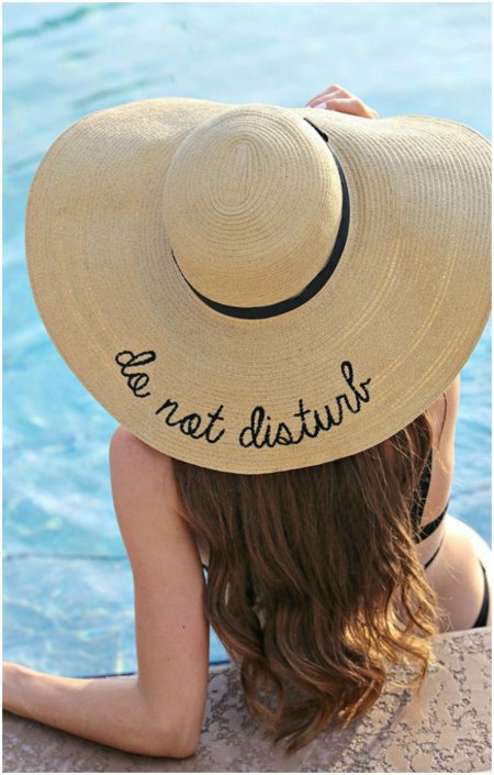 Девушка в шляпе на море