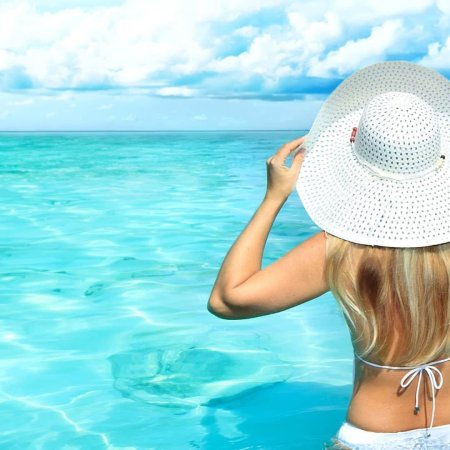 Девушка в шляпе на море