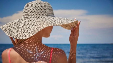 Девушка в шляпе от солнца