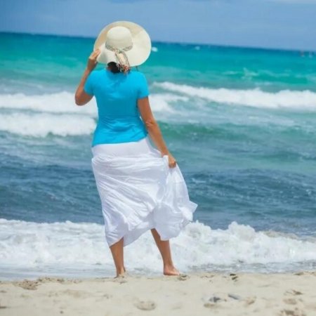 Девушка в шляпе на море