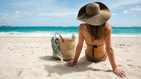 Девушка в шляпе на море