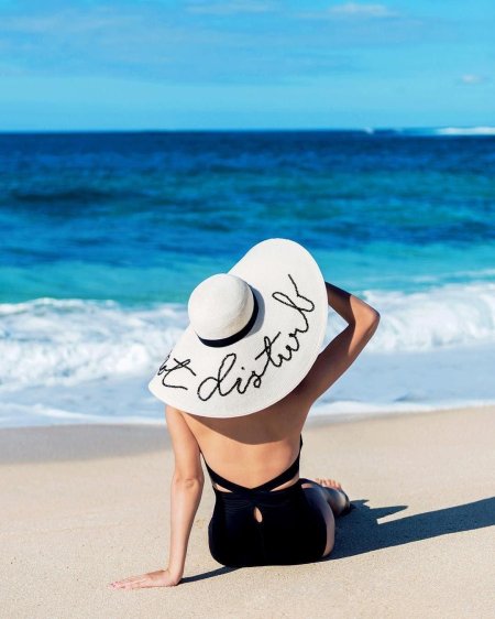 Девушка в шляпе на море