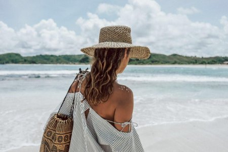 Девушка в шляпе на море
