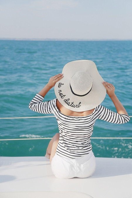 Женщина в шляпе на море