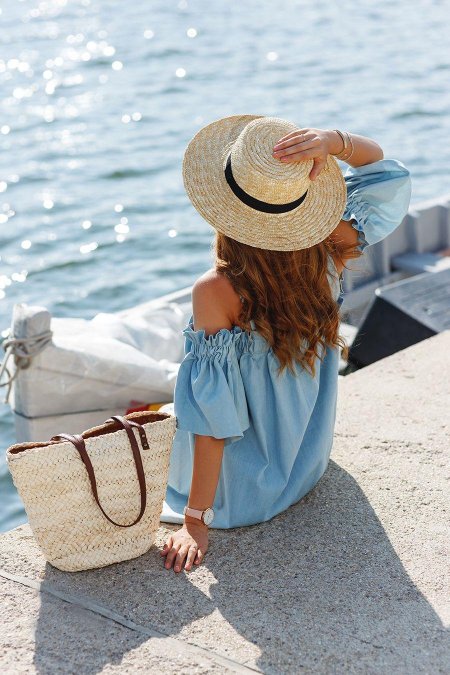 Девушка в шляпе на море