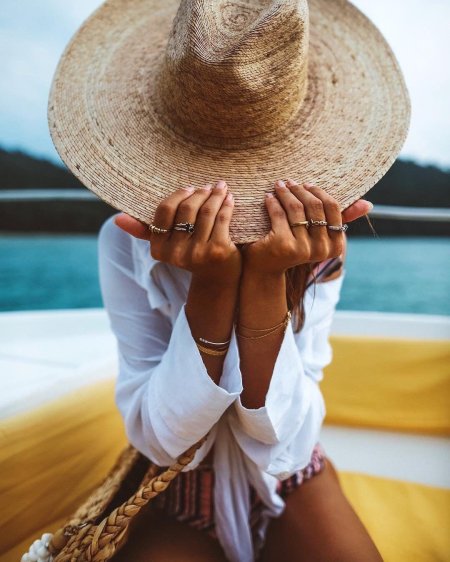 Фотосессия в шляпе на море