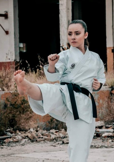 Спортивные девушки каратистки