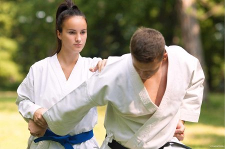 Каратэ девушки и парня