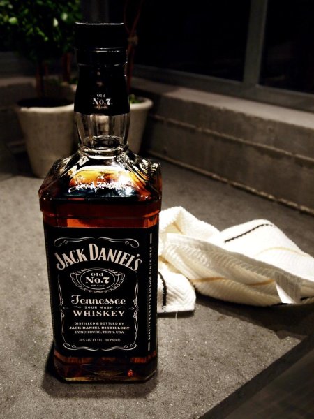 Джек дэниэлс на столе