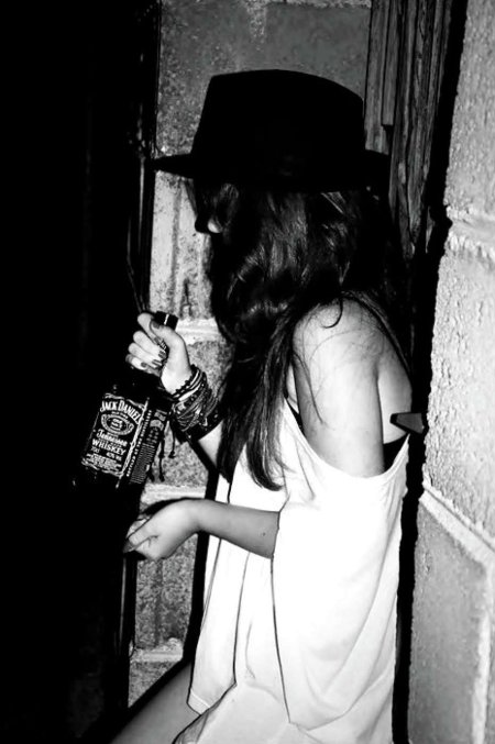 Девушка с бутылкой виски