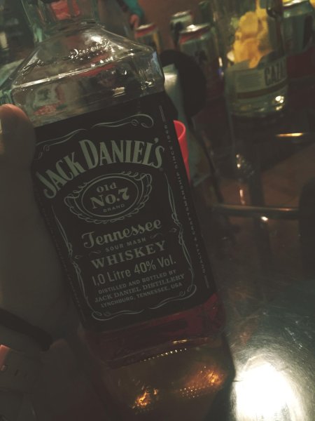 Виски джек дэниэлс на столе