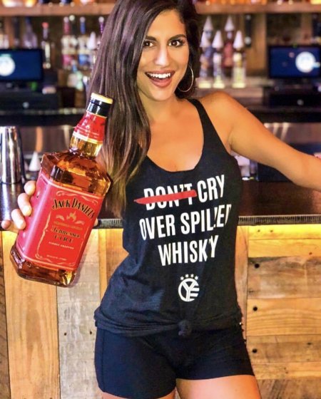 Девушка с виски