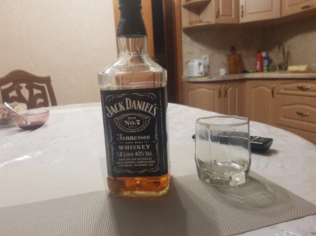 Виски джек дэниэлс на столе