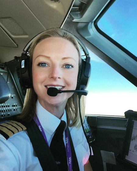 Девушка пилот гражданской авиации