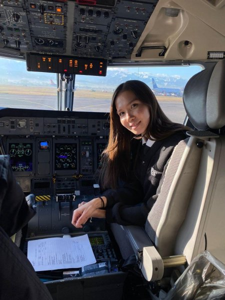 Девушка пилот гражданской авиации