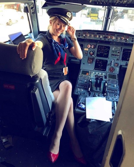 Стюардесса в самолете