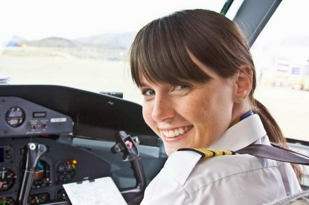 Женщина пилот гражданской авиации