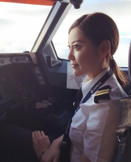 Девушка пилот гражданской авиации