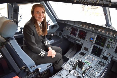 Женщина пилот гражданской авиации