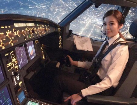 Девушка пилот гражданской авиации