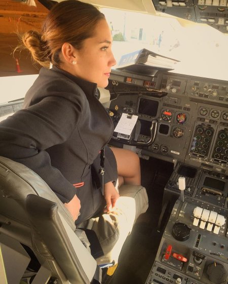 Девушка пилот гражданской авиации