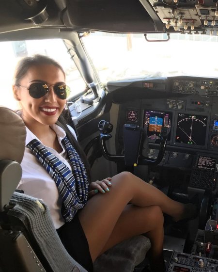 Стюардесса в кабине пилота ноги