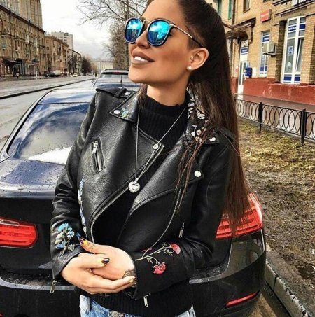 Девушка в кожаной куртке