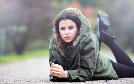 Девушка в куртке