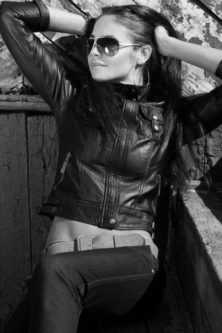 Девушка в кожаной куртке