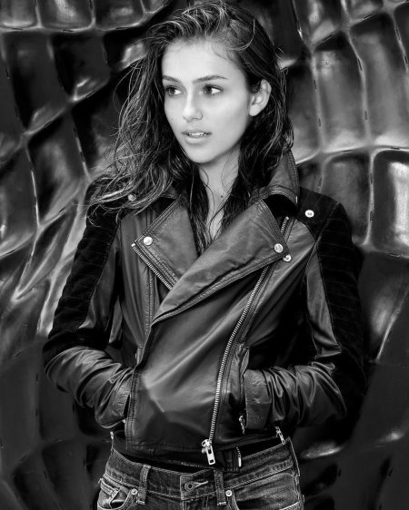 Девушка в кожаной куртке