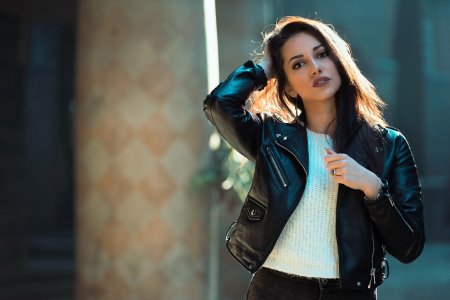 Девушка в кожаной куртке