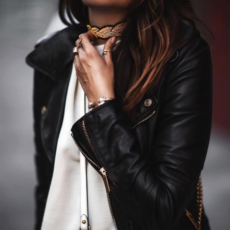 Девушка в кожаной куртке