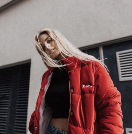 Девушка в красной куртке